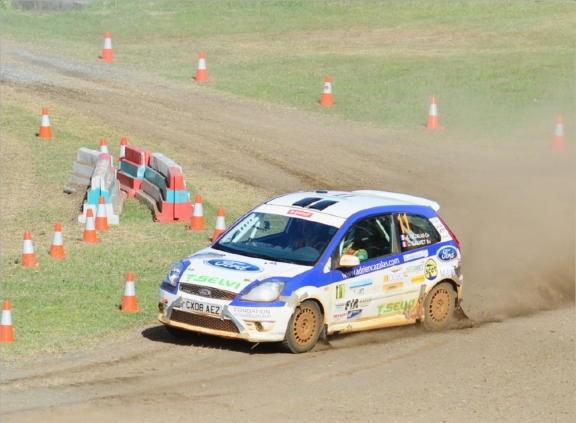 A bord de leur Ford Fiesta ST deux roues motrices, Adrien Cazalas et Charles Calvet (en médaillon, de gauche à droite) espèrent accrocher le podium du championnatde Nouvelle-Calédonie 2013 dans leur catégorie.