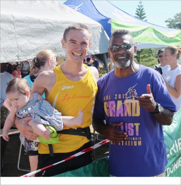 Ludovic Lanceleur, ici aux côtés d'Alexandre Wema, du service des sports de la province Nord (à droite), est bien parti pour conserver son titre sur le Grand Prix septentrional.