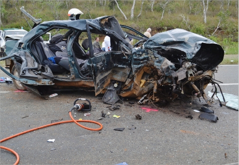 Le choc frontal a été violent, comme en témoigne l'état des deux véhicules dont le moteur de l'un a été éjecté du capot.