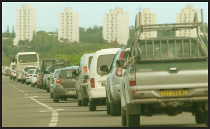 Embouteillage monstre, hier matin, pour les résidents du Mont-Dore qui voulaient se rendre à Nouméa. Un énorme périmètre de sécurité a été mis en place pour éviter la zone de l'accident.