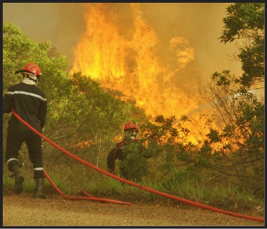 Les soldats du feu ont combattu les flammes sur cinq foyers. Hier, ils maintenaient leur mission de surveillance et de protection.