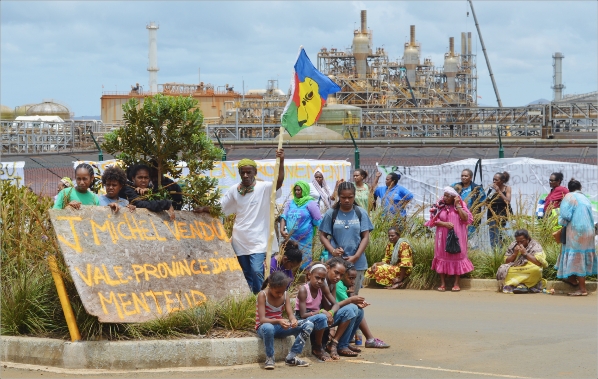 Après plus de trois heures de meeting, les coutumiers de Goro ont décidé de maintenir le blocage de Vale NC. Une réunion est prévue ce matin avec la province Sud.