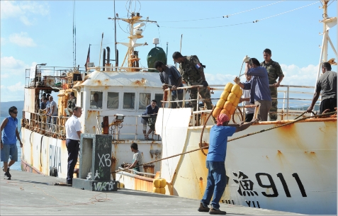 Zhengkui Huang, 49 ans dont 20 à sillonner les mers, touche 87 000 francs par mois. Il a été condamné à une amende de 5 millions.