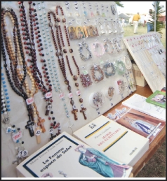 Lors de la procession, le public pouvait découvrir divers objets commerciaux relatifs à la fête religieuse. Puis, se laisser aller à la contemplation, les mains jointes et observer le silence à l'église.