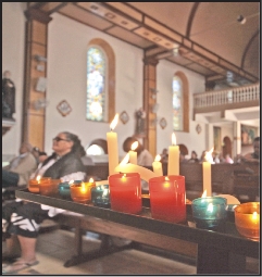 Observer quelques minutes de silence dans l'église.  Le silence étant lui-même un son.