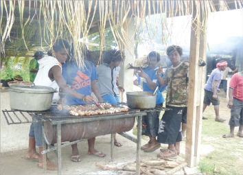 Outre les stands de restauration et d'artisanat ou art local, le faré abritant les traditionnelles parties de bingo n'a pas désempli. Les jeunes de la tribu ont participé à la cuisson au feu de bois des brochettes alors que les mamans ont confectionné des