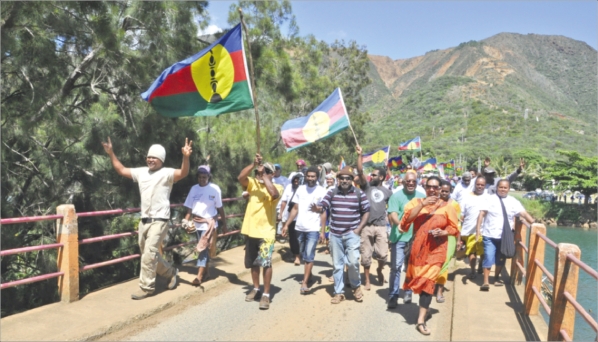 Une vague de drapeaux Kanaky a submergé hier la route de Thio. Pour Monique, « la période de violence est terminée, il y a un combat politique, oui, mais pacifique ».