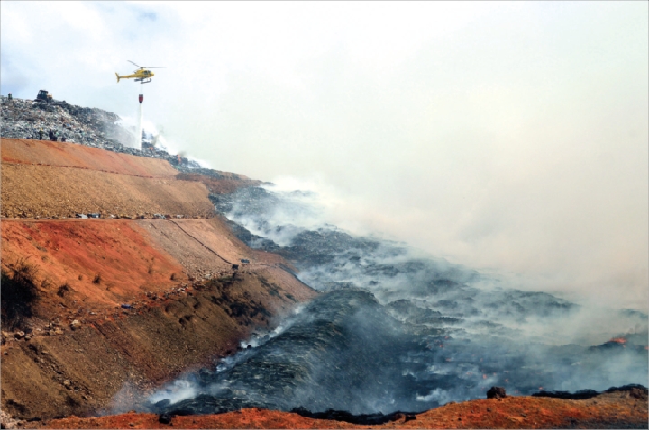 L'incendie du centre de stockage de Gadji était, hier matin, très impressionnant. En milieu de matinée, la première alvéole de 5 000 m2 était entièrement brûlée.