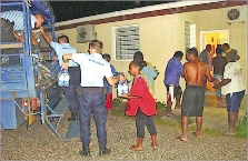 Les gendarmes de Ouégoa ont livré 900 litres d'eau potable,  samedi soir à l'annexe du dispensaire de Bondé. 