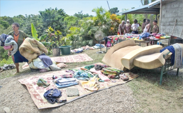 La maison de Félix a été totalement submergée par les flots. Les affaires qui n'ont pas été emportées ont été totalement détrempées.