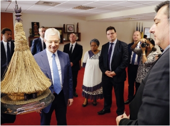 En cours de matinée, Claude Bartolone, Jean-Jacques Urvoas et Philippe Gosselin ont été reçus par  Philippe Germain au gouvernement. L'occasion de revenir sur la crise que traversent les partis loyalistes.