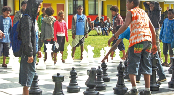 Un jeu d'échecs grandeur nature, occupe les temps de pause des élèves.