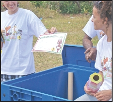 La malle contenait des tee-shirts, des bandes dessinées mais aussi des diplômes qui ont été remis aux participants.