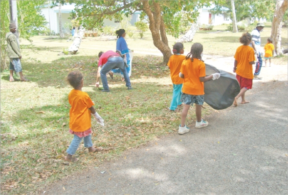 La journée de samedi a débuté par le ramassage de déchets au niveau de la tribu de Menaku.