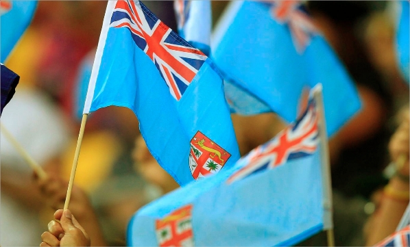 Des supporters de l'équipe fidjienne lors d'un match de la coupe du monde de rugby. Les symboles de la couronne britannique doivent être effacés du nouveau drapeau fidjien.