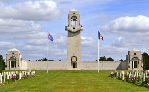 Le mémorial national australien de Villers-bretonneux. En médaillon, l'entrée de Pozières, dont l'école sera rénovée en partie grâce aux dons des petits Australiens. Plus de 6 700 de leurs compatriotes sont morts dans ce village français en 1916.