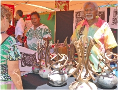 L'artiste vanuatais Eric Natuoivi, internationalement connu, propose des sculptures d'un genre particulier, mêlant bois, céramique, os, et fibres de coco.