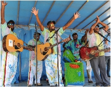 Un jeune groupe vanuatais de string band s'est produit sur la scène qui a accueilli de nombreux chanteurs locaux tout au long de la journée.