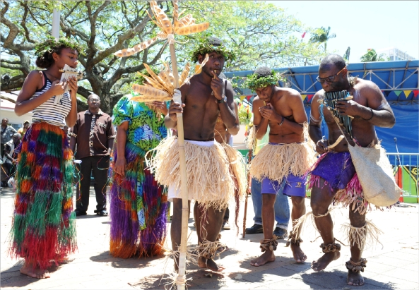 La danse, élément fondamental de la culture vanuataise. L'Office de tourisme du Vanuatu est venu accompagné d'une troupe de huit danseurs, qui se sont produits après la coutume, hier.