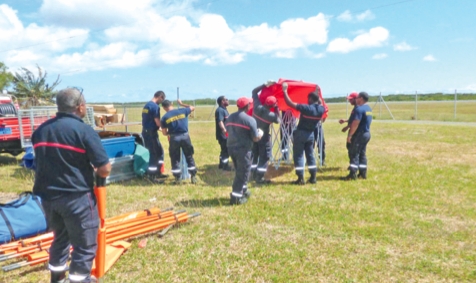 Lifou, la semaine dernière. Pendant deux jours, des intervenants de la direction de la Sécurité civile de Nouméa ont  travaillé main dans la main avec leurs homologues de Lifou au cours d'exercices de sauvetage grandeur nature.