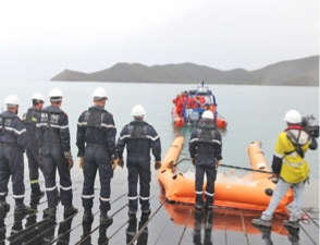 Le bateau de la SNSM a été mis à contribution. La marine nationale, venue observer l'exercice, assiste à la mise en place de l'entonnoir, chargé de  récupérer les derniers amas de pollution.