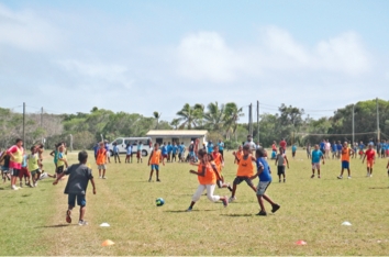 L'équipe de l'école d'Eben Eza a gagné le tournoi de football. L'un de ses joueurs, Jean Guyves Sivitongo, a été élu meilleur joueur du tournoi. A noter que la commune a assuré le transport des deux cents enfants de cycle 3 des écoles Saint-Joseph, Saint-