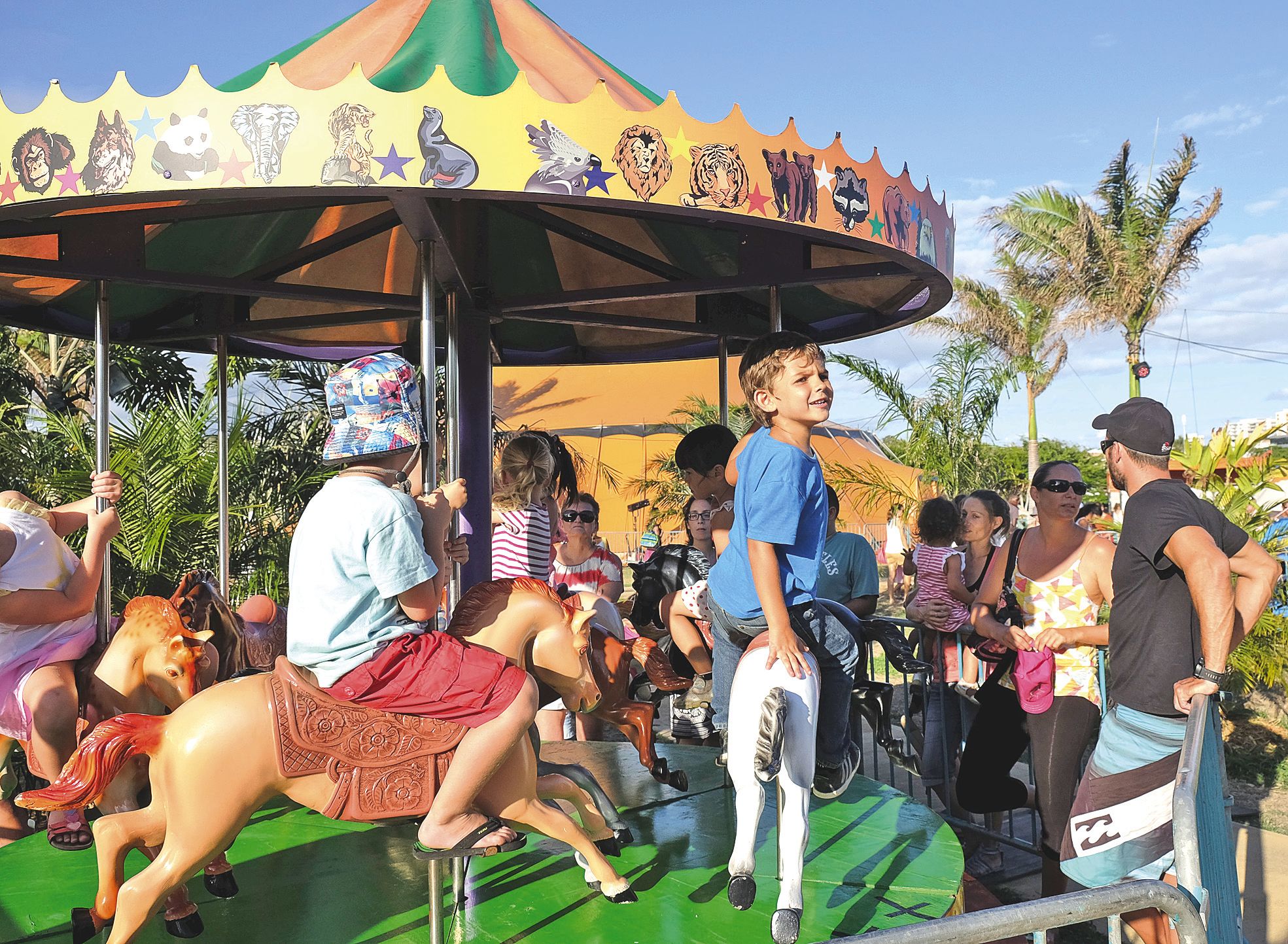 Un baby-foot humain ainsi que plusieurs manèges gratuits ont été installés sur le village pour les tout petits.