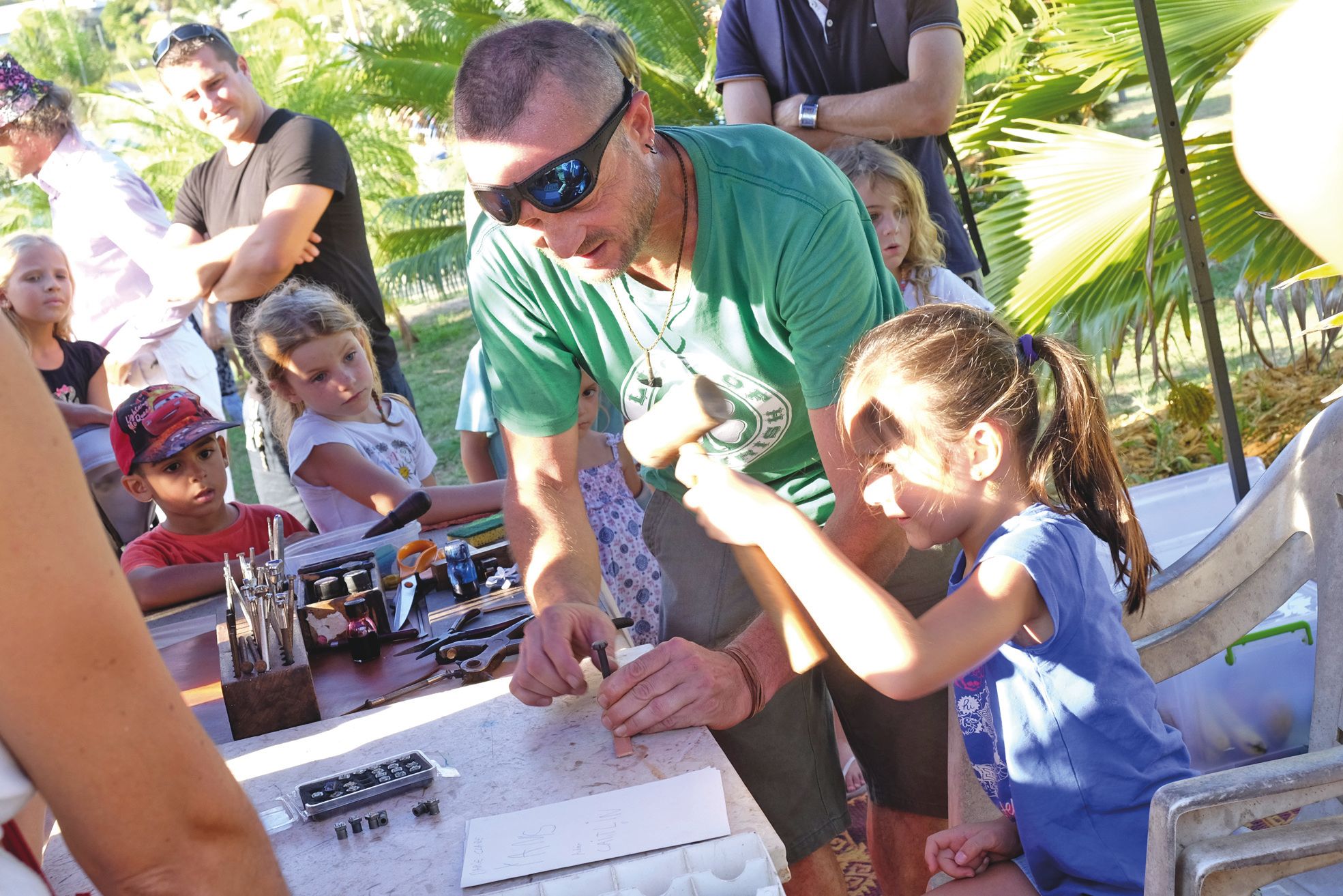 Le stand de Sylvain, qui permet aux enfants de découvrir et de s'essayer au travail du cuir, a attiré de nombreux curieux dès l'ouverture du (F)estival.