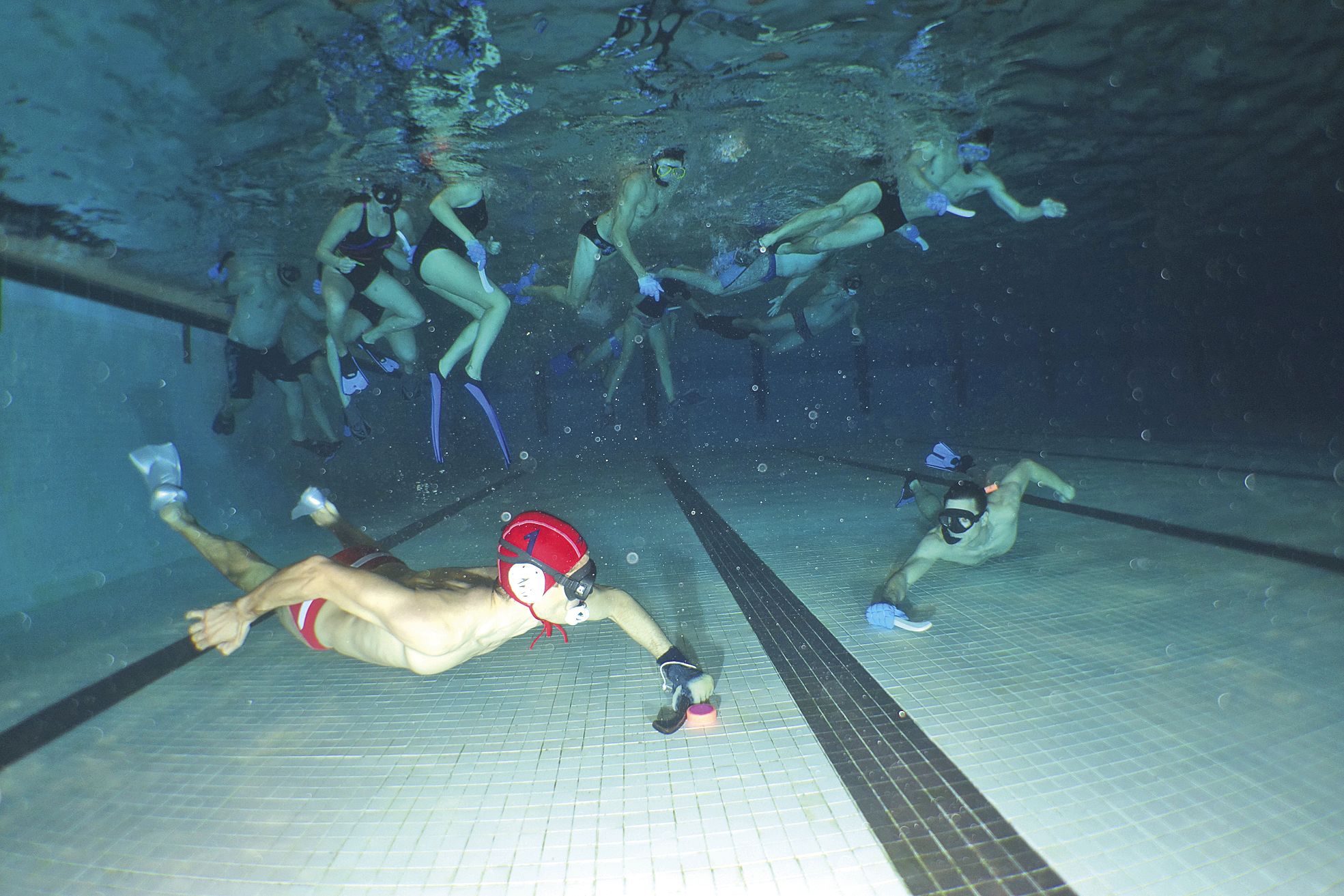 La section de hockey subaquatique, menée par Keveen Meurlay, s'entraîne tous les vendredis, de 19 heures à 21 heures,à la piscine du Ouen Toro, dans une ambiance ludique et décontractée.