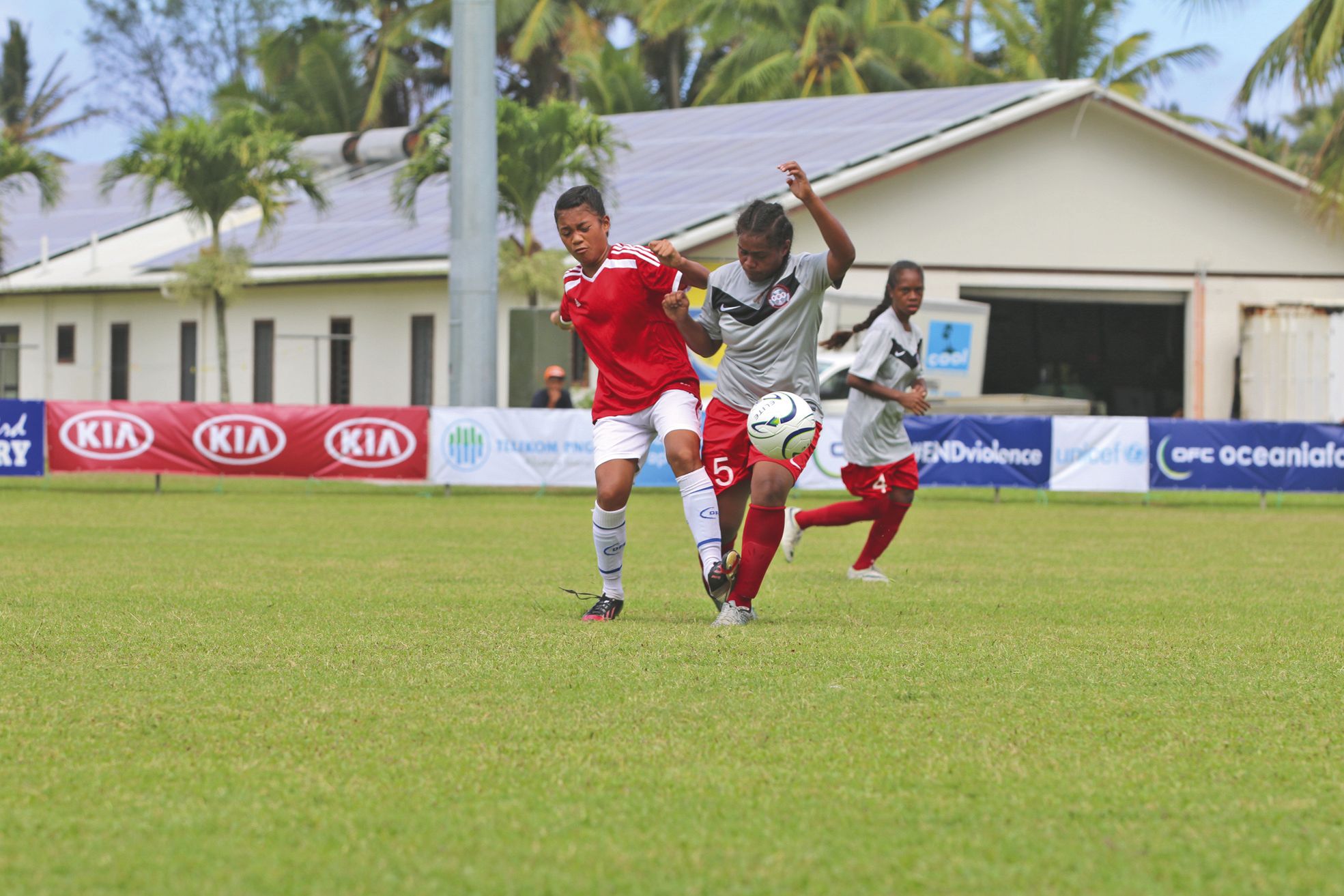 Rarotonga, 14 janvier. À l'image de Ami-Nata Ajapuhnya (numéro 5) prenant physiquement le dessus sur son adversaire, les Cagoues se sont montrées intraitables face aux Tongiennes.