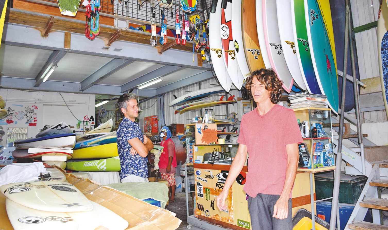 Au fenua, les fabricants de planches de surf vivent à peine de leur métier. Pour répondre à la demande de la nouvelle génération, certains ont choisi de mécaniser une partie de leur activité. Un investissement qu'ils peinent à rentabiliser.