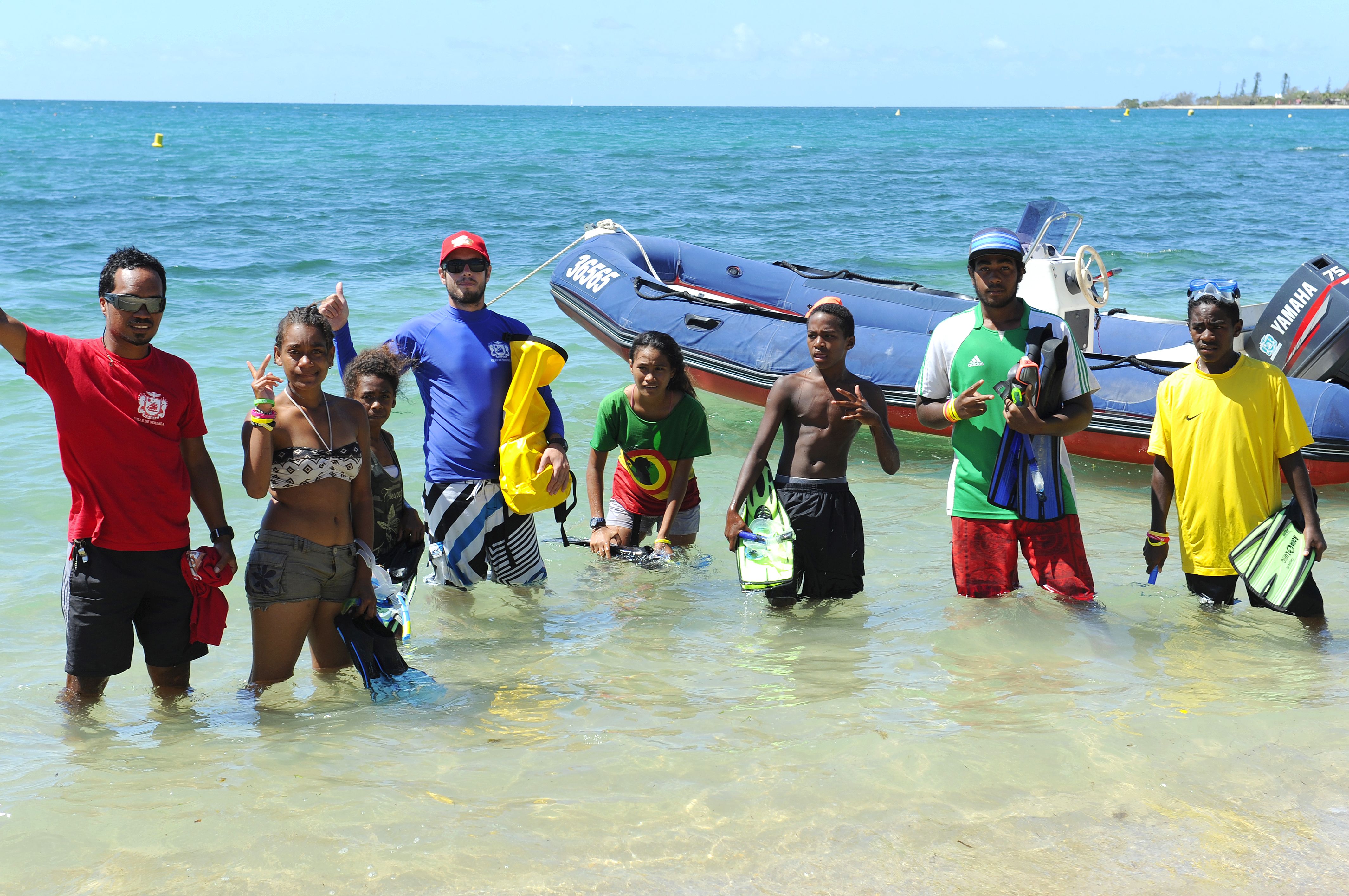 Anse-Vata, samedi matin. L'activité palmes-masque-tuba est très prisée des jeunes. Contrairement à la bouée tractée qui ne dure que quelques minutes, celle-ci occupe les participants un bon moment.