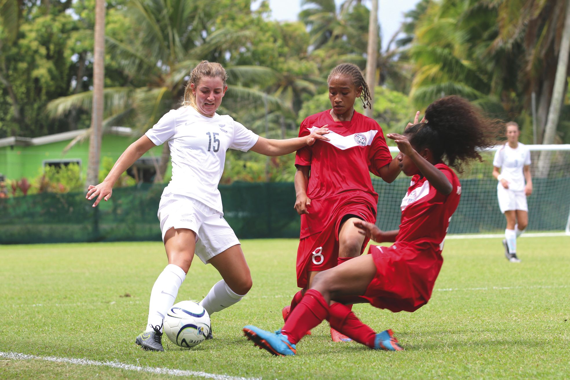 Rarotonga (îles Cook), samedi. Les athlétiques joueuses néo-zélandaises ont su maîtriser le ballon durant toute la partie tout en neutralisant la redoutable ailière Jackie Pahoa (numéro 8) qui a dû se limiter à des tâches défensives.