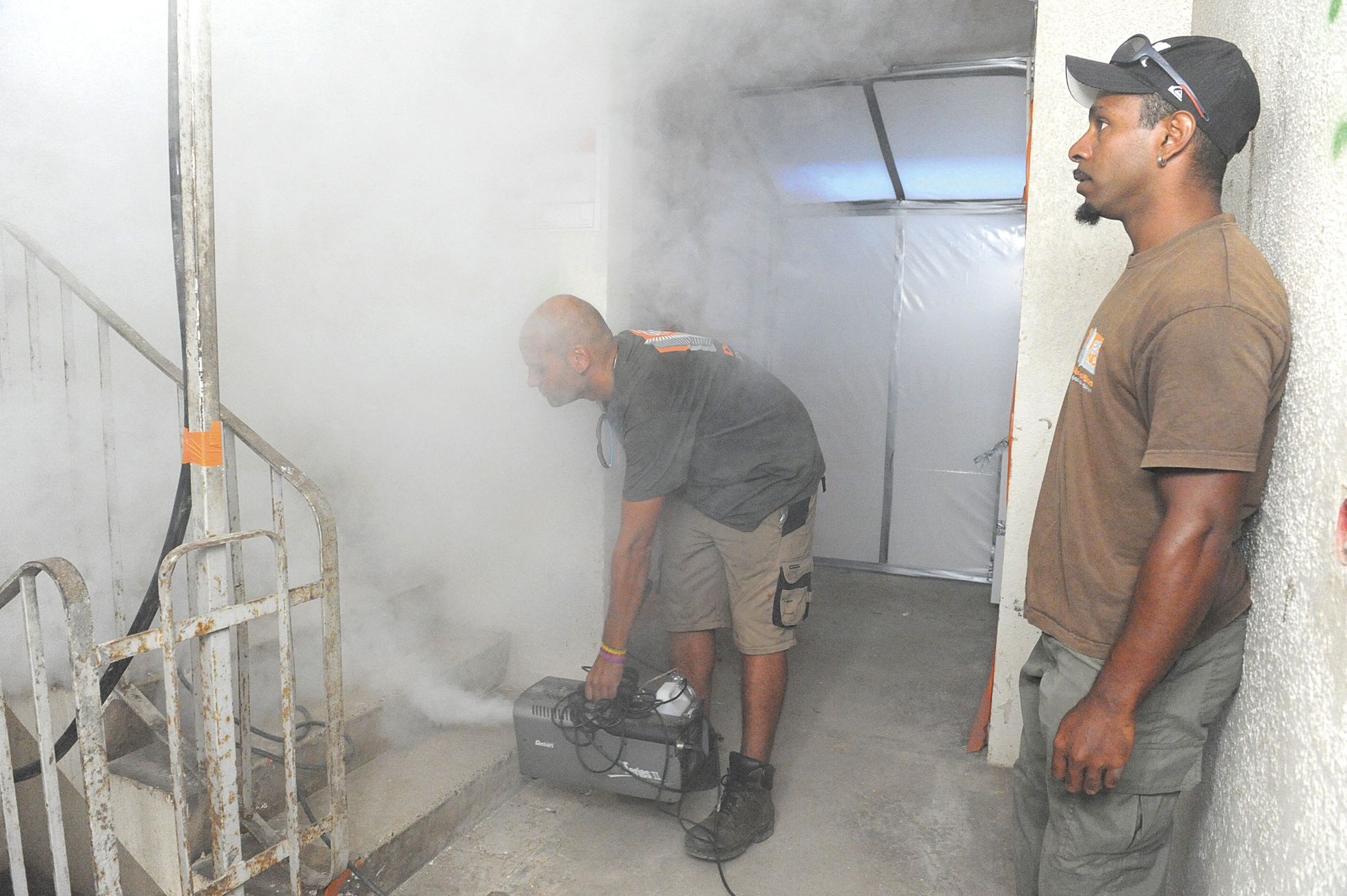 Nouméa, le 18 janvier. Le test de fumée est effectué une fois la zone à désamianter confinée. Il s'agit de vérifier qu'il n'y a pas de fuite, mais également que les extracteurs d'air fonctionnent bien.