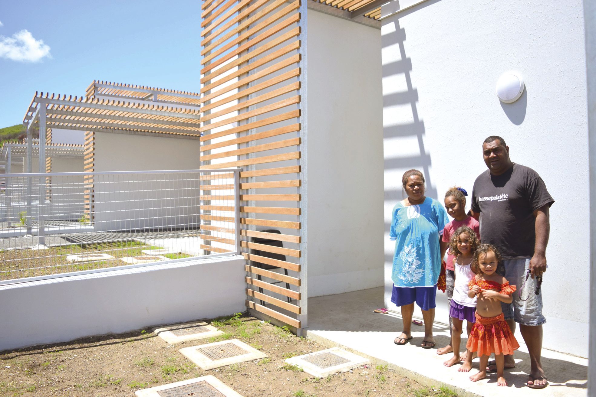 Jeudi 21 janvier. Joseph, Odette et trois de leurs six enfants posent devant leur logement La petite famille est ravie de cette maison, avec jardin, et surtout, un titre de propriété à la clef. Le bruit des voitures, peu importe tant qu'ils ont un toit !