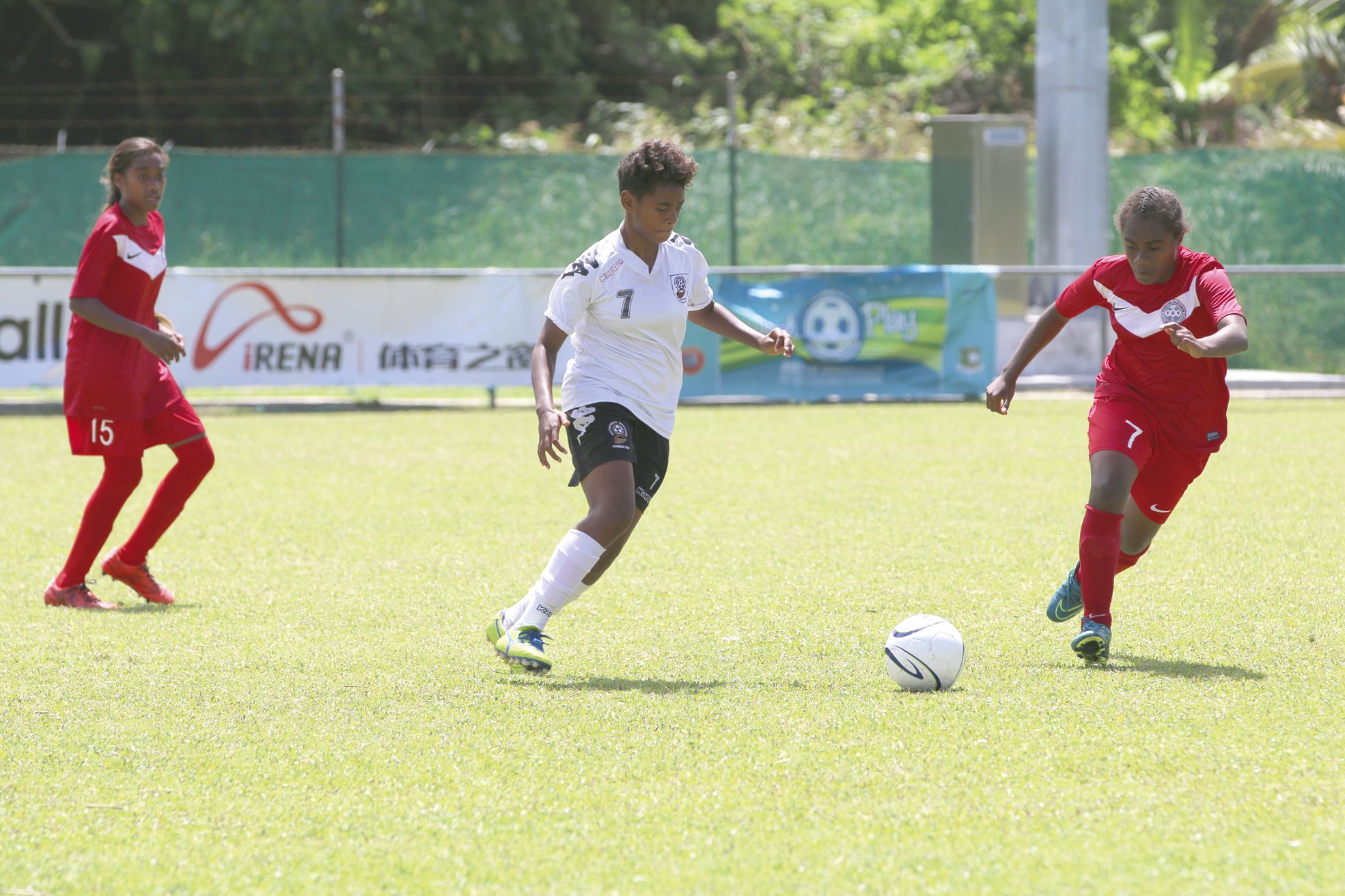 Rarotonga, hier. La bataille du milieu entre Laca Tikosaya (à gauche) et Elise Lalié a souvent tourné à l'avantage de la seconde. Mais au final, ce sont la Fidjienne et ses coéquipières qui repartent avec la médaille de bronze.