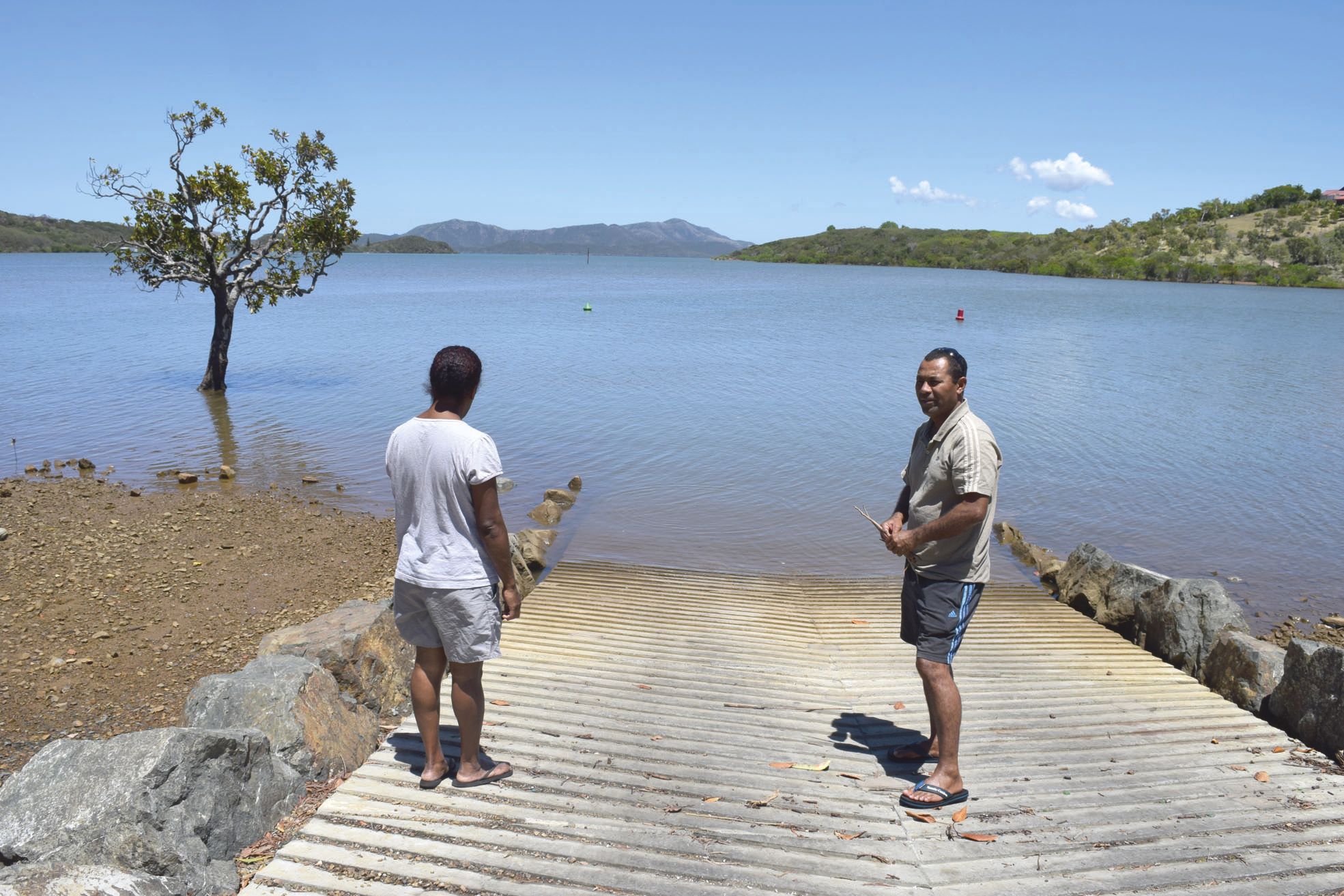 Samedi 23 janvier, à la Pointe à la Dorade. Emelyne et Bernard ont découvert par hasard la mise à l'eau. Ce couple  de Takutéa, originaire de Maré, se voit déjà partir de là pour aller pêcher en mer à bord d'une petite embarcation.