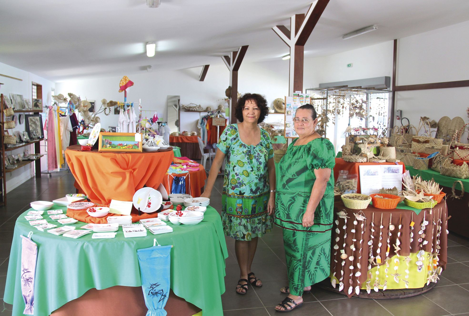 Quai Ferry, boutique de l'Atelier des femmes, hier. Nicole Samitier, responsable du magasin, et Koleti Katoa, présidente de l'association, espèrent obtenir de la mairie un nouveau local qui leur permettrait de poursuivre leur activité. 