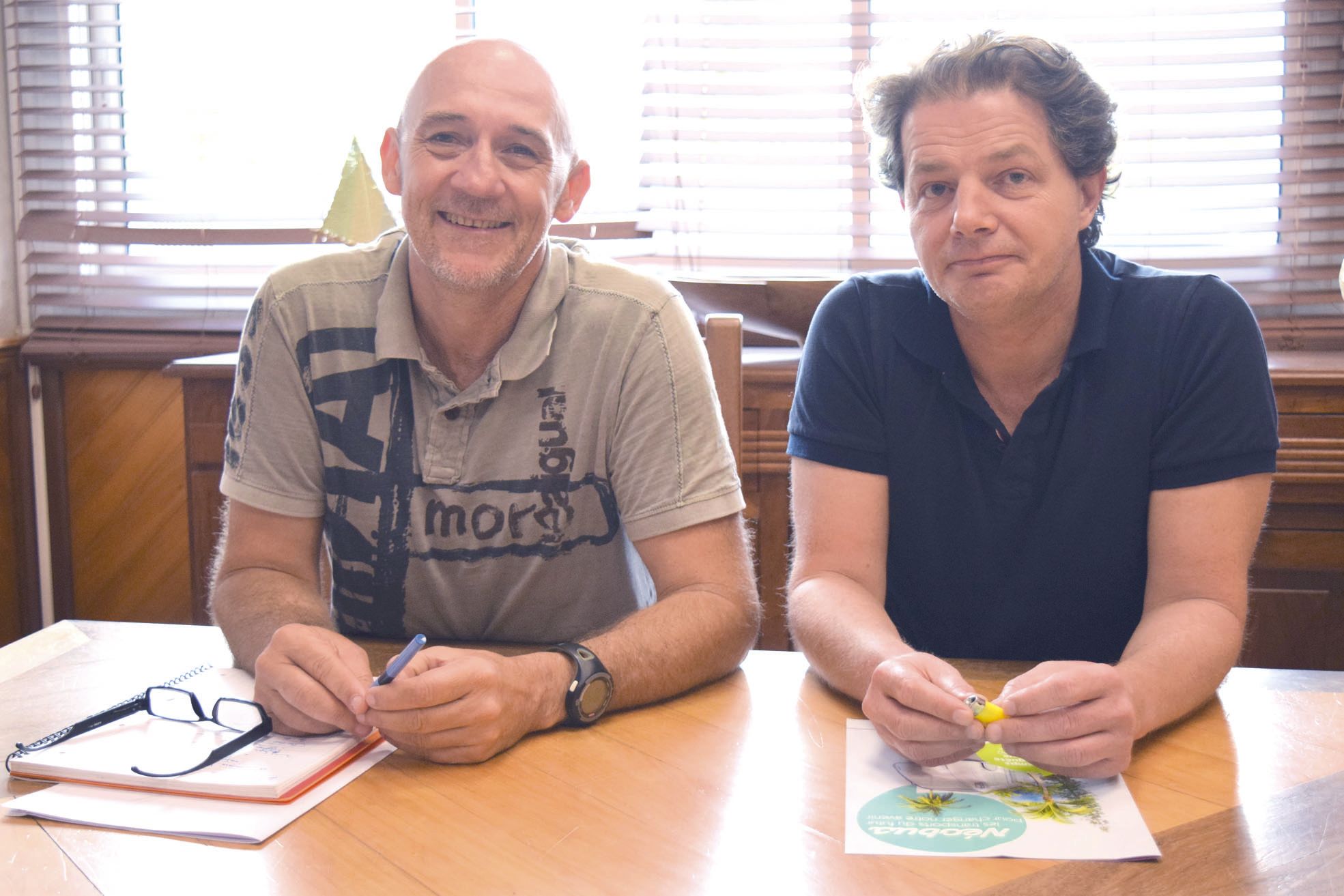 Dumbéa, hier. Patrick Baldi et Philippe Aigle, en mairie, lors de la présentation du projet de cinéma aux médias.