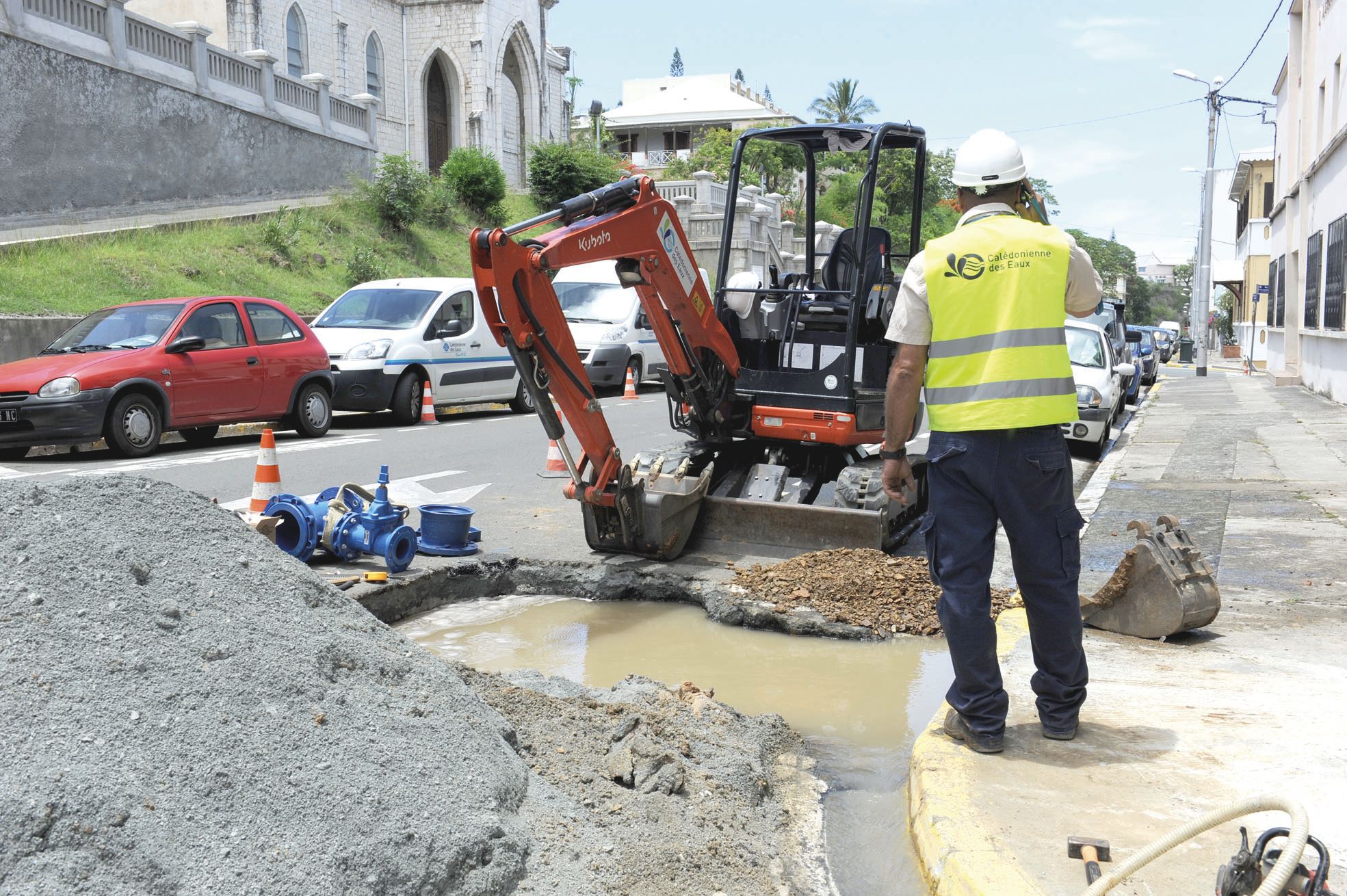 Boulevard Vauban, hier matin. L'installation d'une borne à incendie s'est compliquée pour les équipes de la CDE qui ont dû faire face à une rupture de canalisation et à une vanne capricieuse.