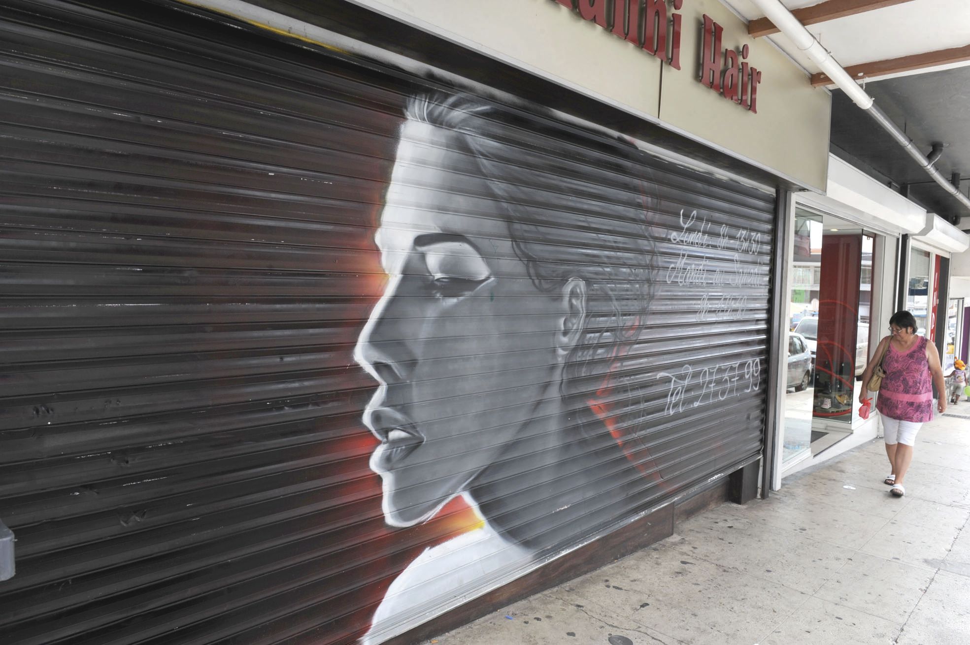 Rue de Verdun, hier après-midi. Ne voyant pas l'eau revenir à l'heure du déjeuner, le salon Gianni Hair a préféré baisser le rideau.