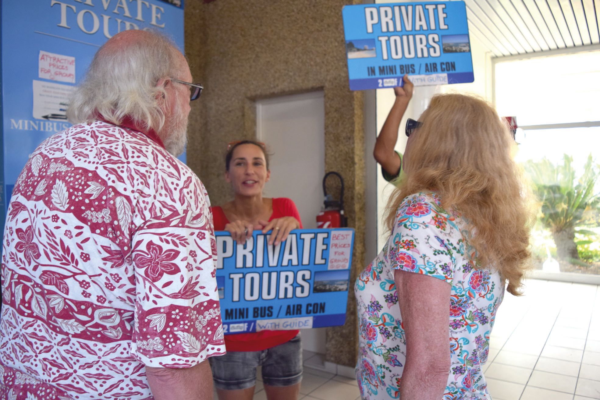 A la gare maritime de Nouméa, lundi. Pascale, agent touristique, propose aux  croisiéristes la formule tour privé de la société Country Tours.