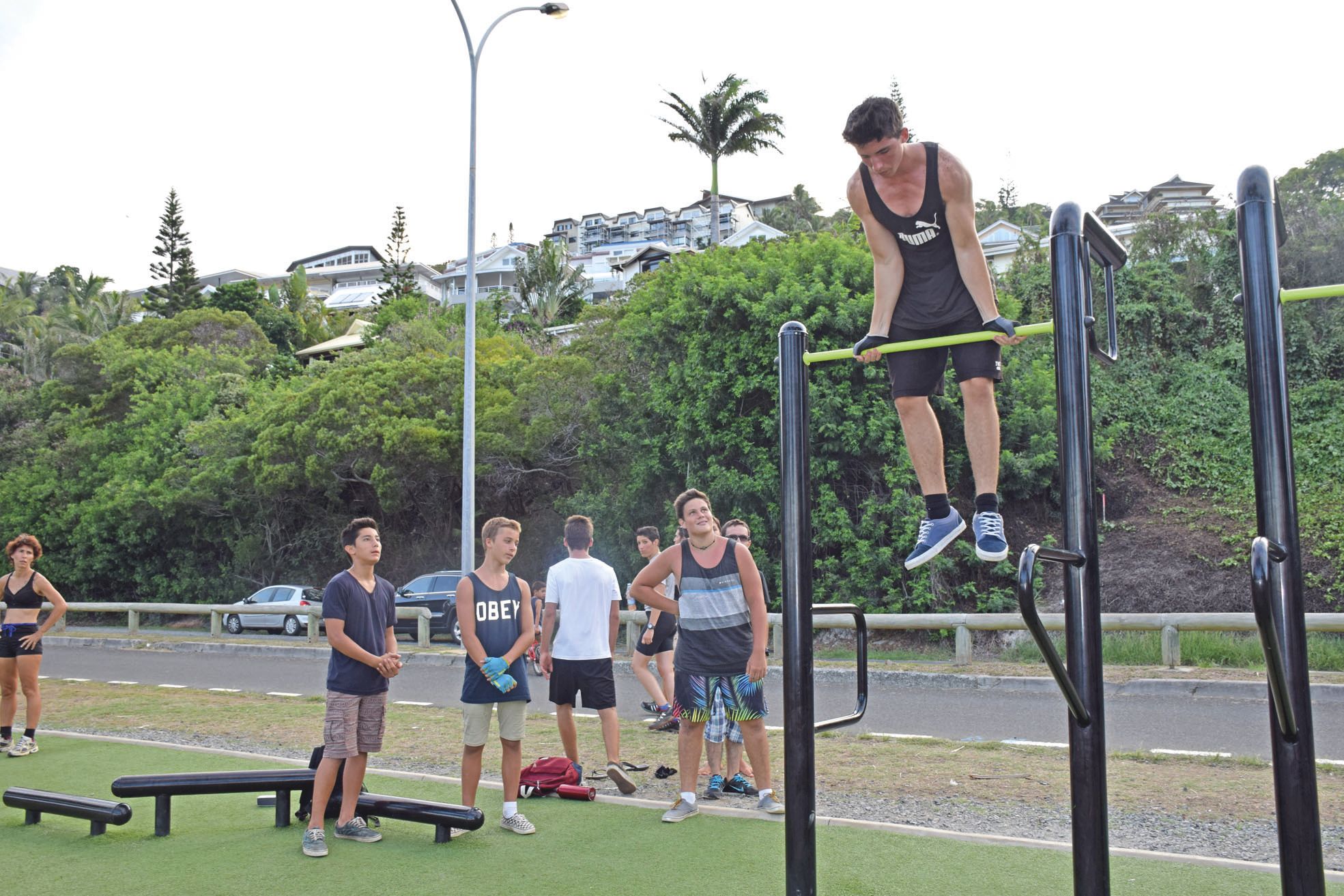 Promenade Pierre-Vernier, hier. Des jeunes férus de sport enchaînent les tractions et les exercices sur ces agrès  en plein air où ils ont pris leurs habitudes.