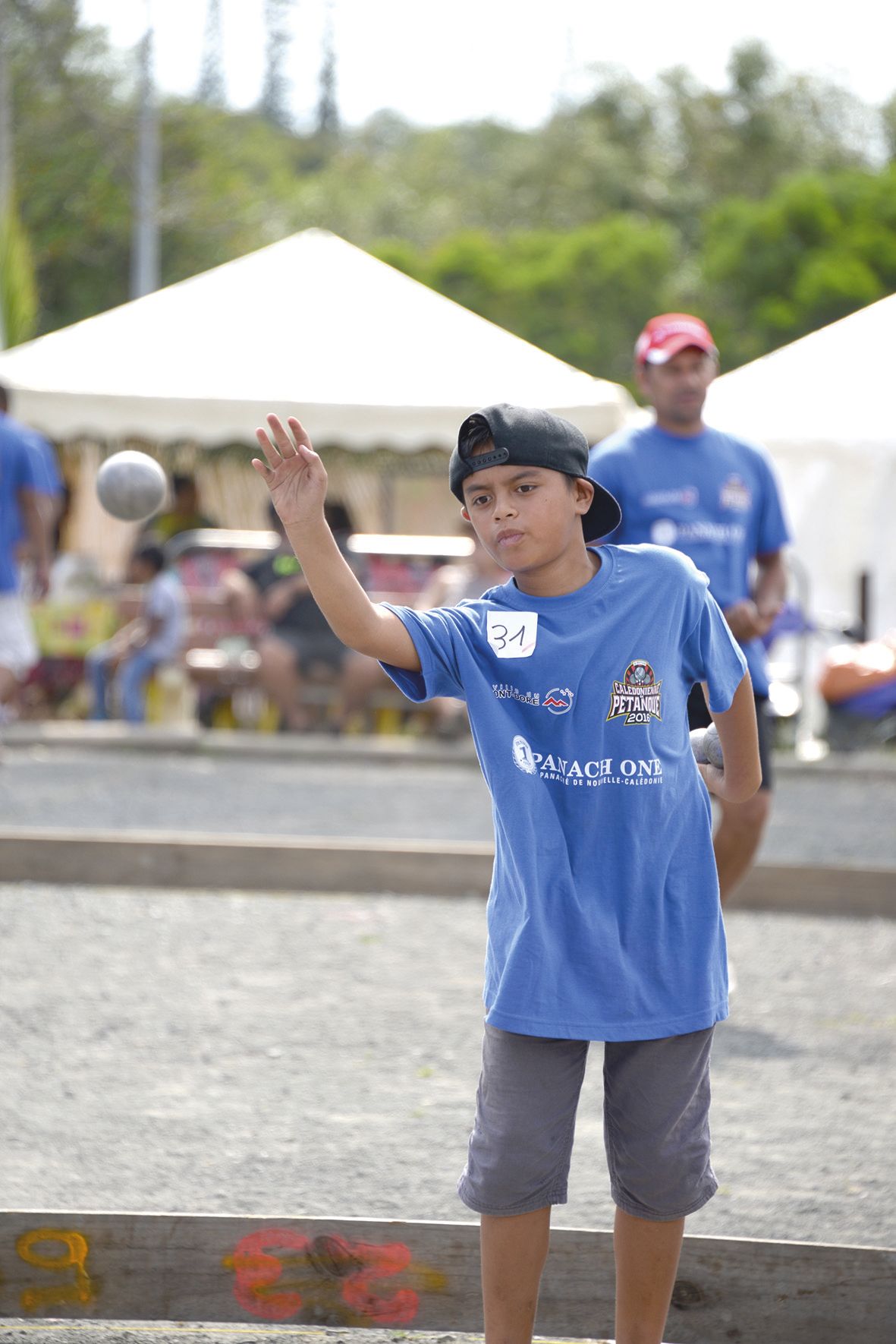 Boulodrome Alain-Loyat à Boulari, hier. Ermelio, dix ans, participe pour la première fois à la Calédonienne de pétanque, avec son père. Le garçon joue depuis ses six ans. Demain, il fera partie du tournoi juniors.