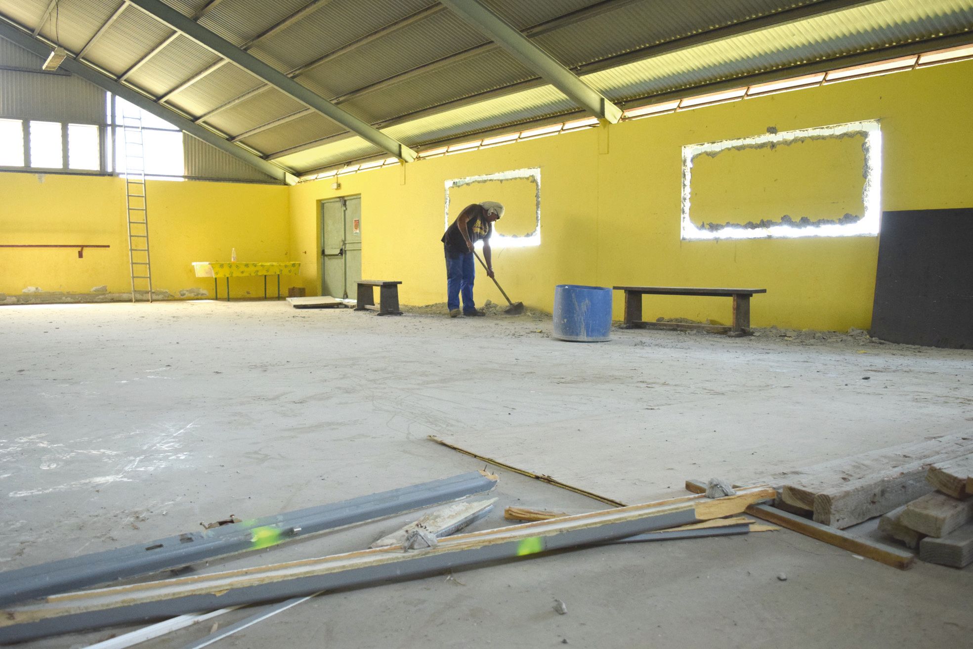 En fin de semaine dernière, au Vallon-Dore. Entre deux démolitions de cloisons, les ouvriers ramassent gravats et poussière qui se sont accumulés. Le mois prochain, un dock sera construit à côté de la salle, pour une future base nautique.