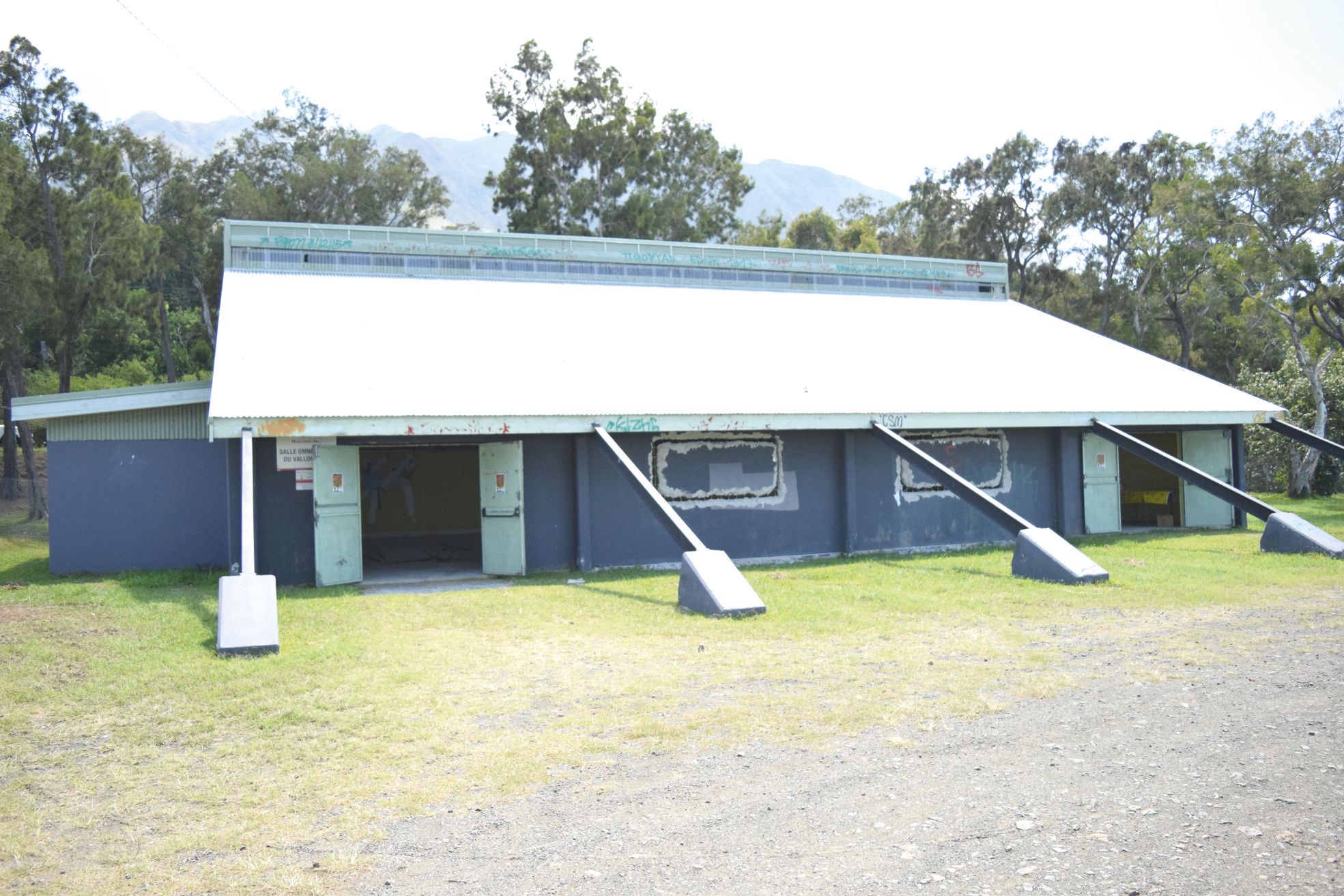 Autour de la salle des communautés, un sentier pédestre sera aménagé dans un tout dernier temps.