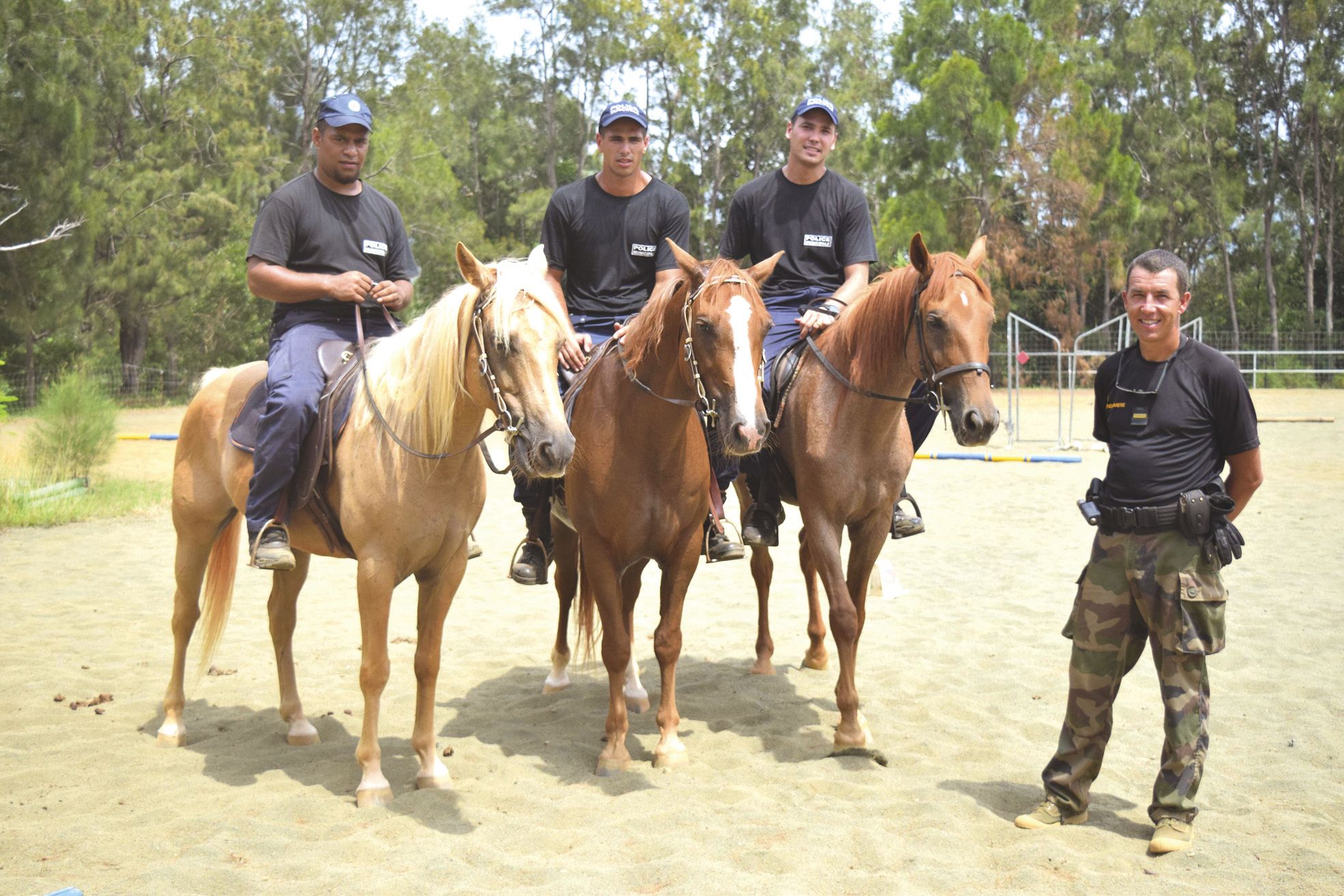 La Cravache, hier. Trois policiers municipaux de la brigade équestre en formation, à la Cravache le matin, et sur le terrain à Boulari l'après-midi. Raymond, Anthony et Jessy, policiers à cheval, et leur formateur, l'adjudant-chef Philippe Baude.