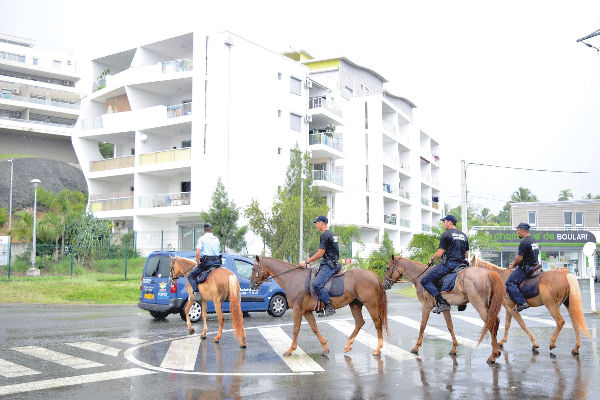 Même sous la pluie, ici à Boulari, les policiers à cheval  patrouillent. Cette semaine en formation, mais bientôt trois fois par semaine.