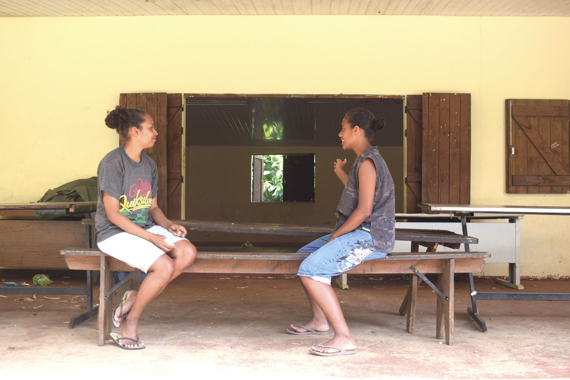 Devant la maison commune, Sarah et Kirsikka se rappellent les animations qui ont eu lieu dans le quartier.