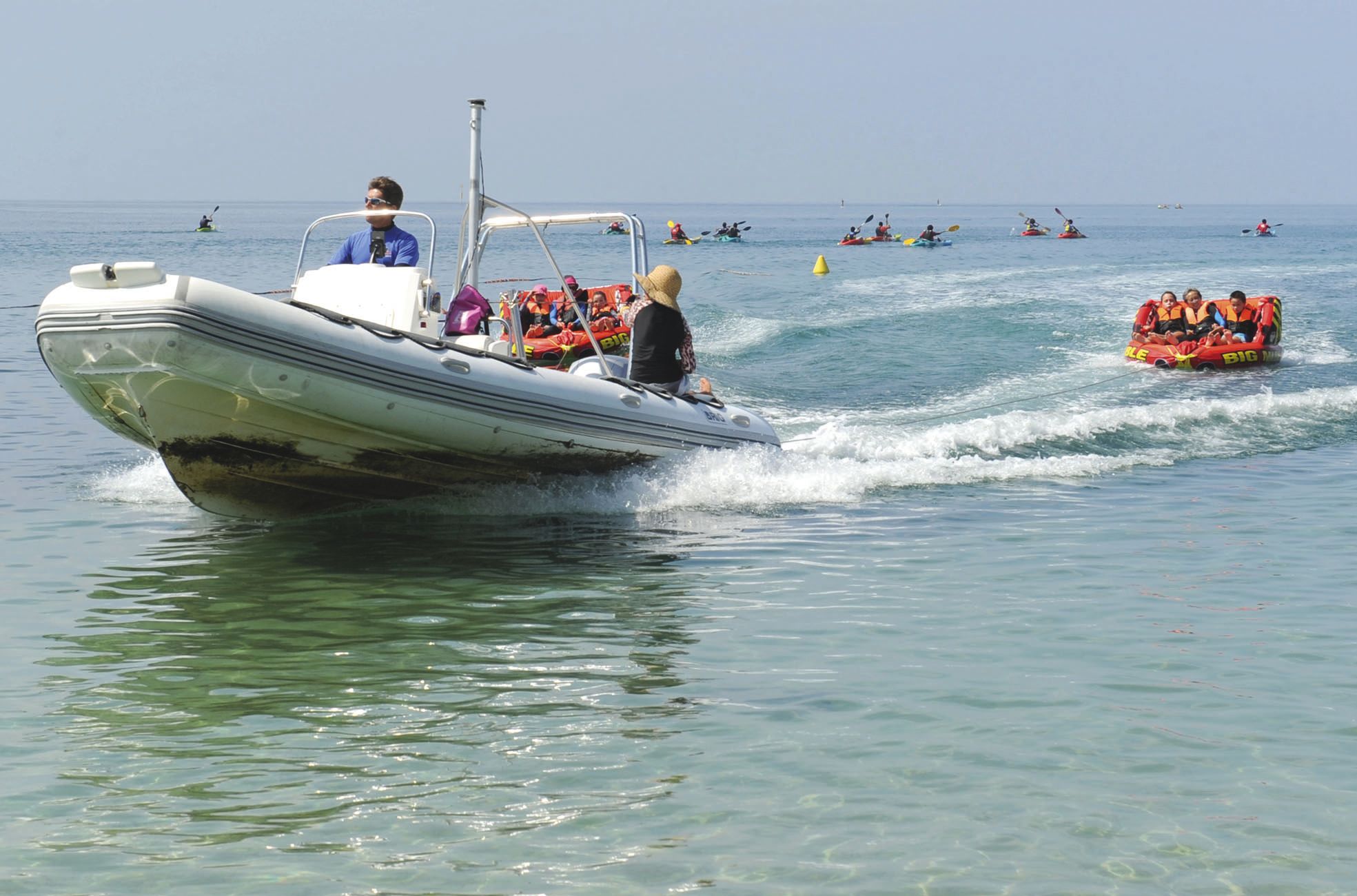 Hier, le bateau qui tracte la bouée n'a pas cessé ses allers-retours entre la plage et le large. L'animation gratuite a fait  fureur chez les jeunes comme chez les plus âgés.